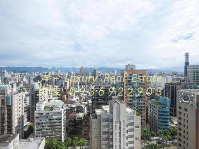 雍居仁愛高樓眺望山景